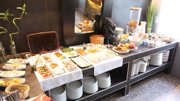 Free buffet breakfast on weekdays