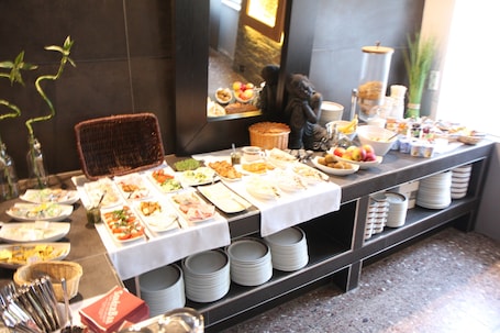 Colazione a buffet inclusa, servita nei giorni feriali . SL'otel - Budget