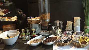 Free buffet breakfast on weekdays