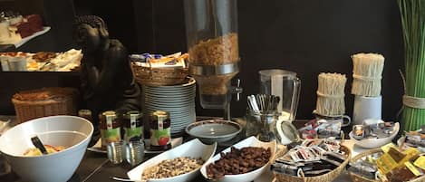 Free buffet breakfast on weekdays