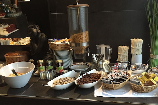 Café da manhã com buffet grátis durante a semana