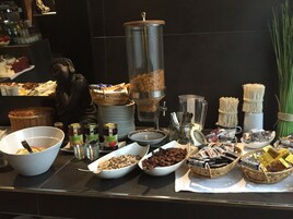 Café da manhã com buffet grátis durante a semana
