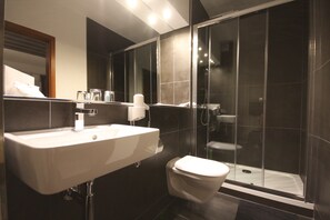 Single Room | Bathroom | Shower, hair dryer, towels - SL'otel - Budget (Bernburg)