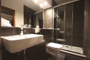 Single Room | Bathroom | Shower, hair dryer, towels