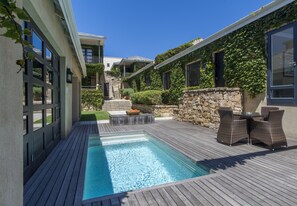 Piscina all'aperto, ombrelloni da piscina, lettini