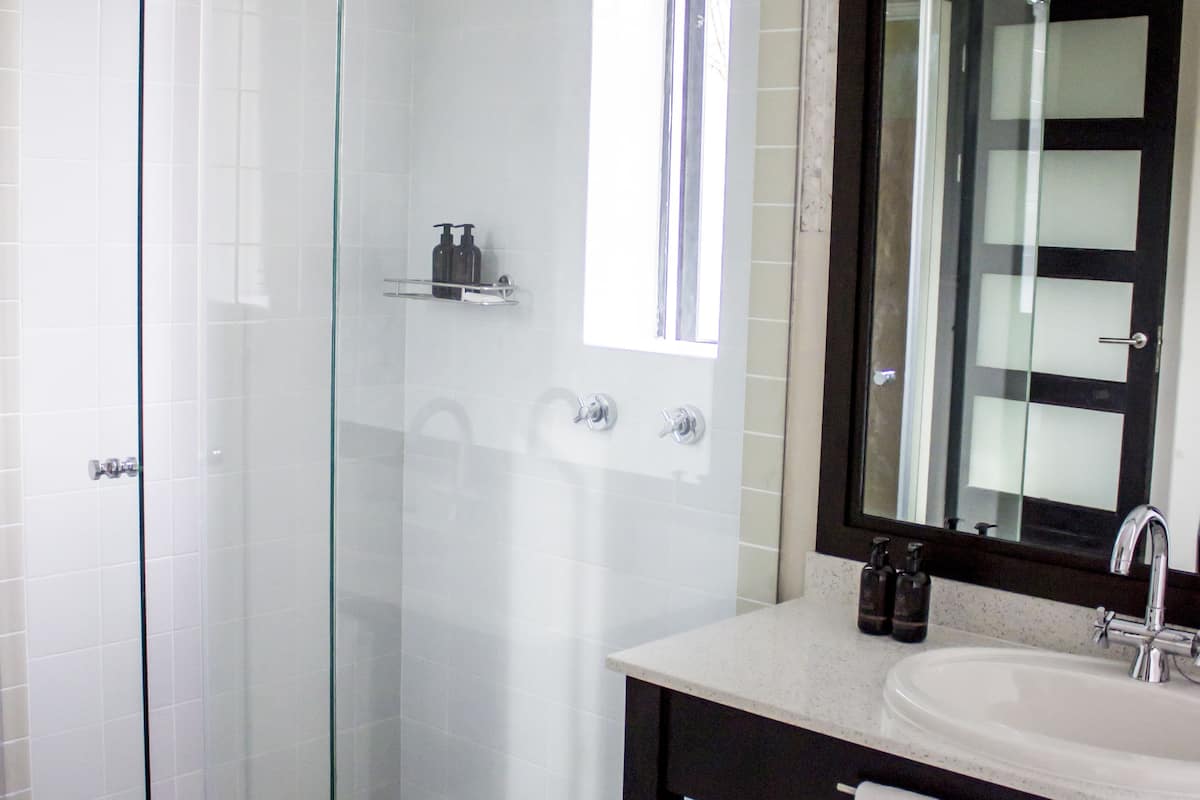 standard double or twin room | bathroom | separate bathtub and shower, free toiletries, hair dryer, bathrobes