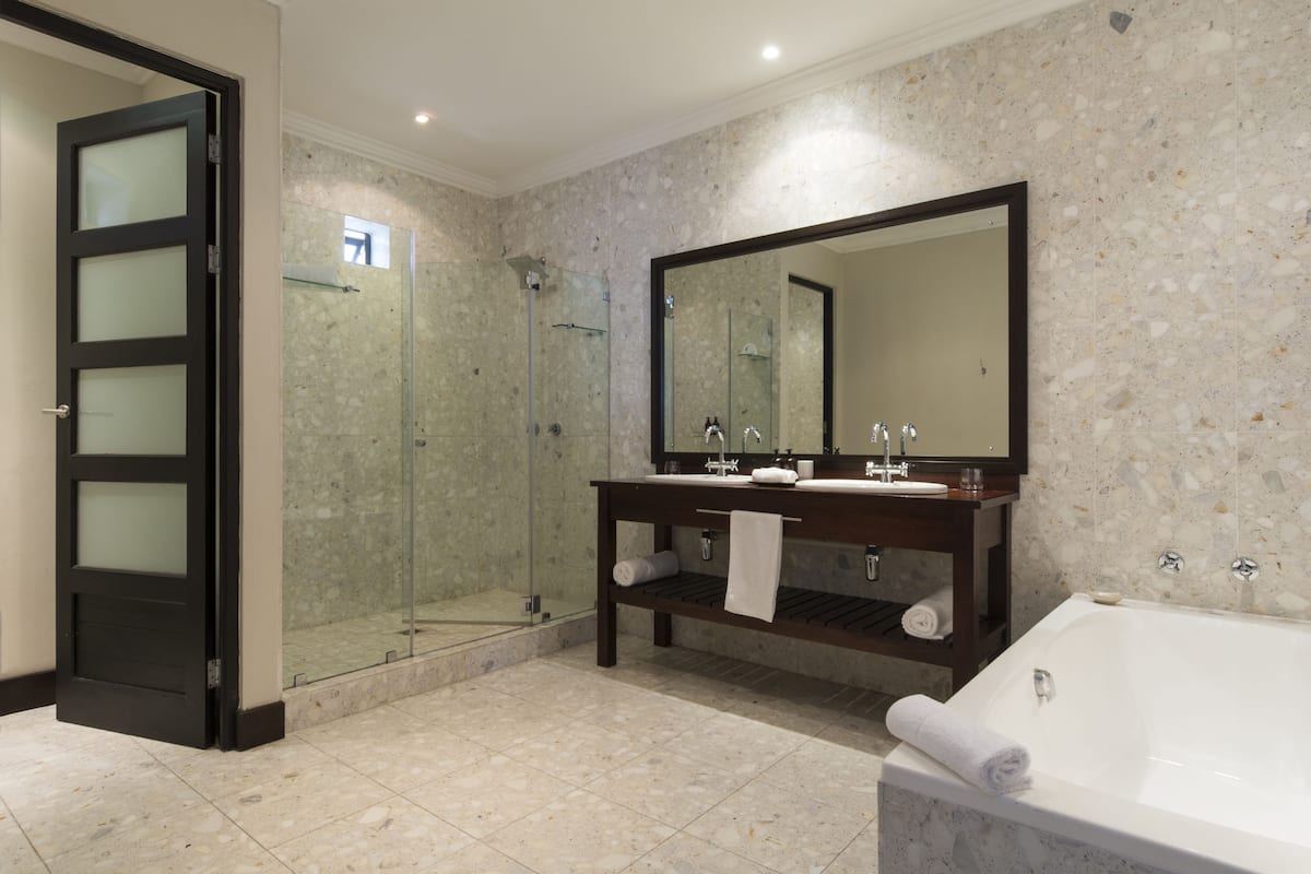 luxury double or twin room | bathroom | separate bathtub and shower, free toiletries, hair dryer, bathrobes