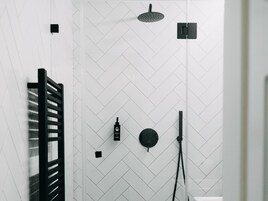 Habitación Confort | Baño | Ducha, artículos de higiene personal gratuitos y secador de pelo