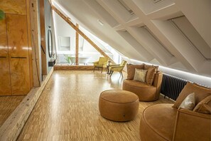 Deluxe Room | Living area | 115-cm flat-screen TV with digital channels, TV, first-run movies - Vila na Landeku (Ostrava)