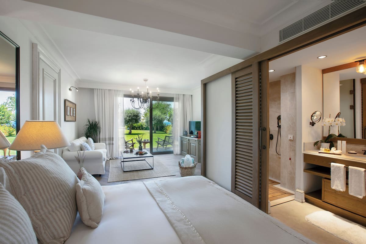 Deluxe Seaview Room | 高档床上用品、记忆海绵床垫、客房内保险箱、遮光窗帘
