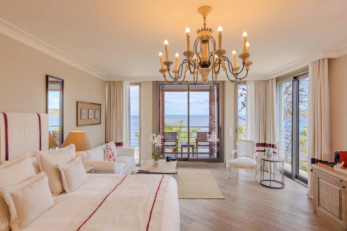 Deluxe Balcony Seaview Room | 高档床上用品、记忆海绵床垫、客房内保险箱、遮光窗帘