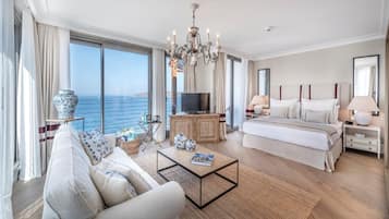 Deluxe kamer, balkon, uitzicht op zee | Luxe beddengoed, bedden met traagschuimmatras, een kluis op de kamer