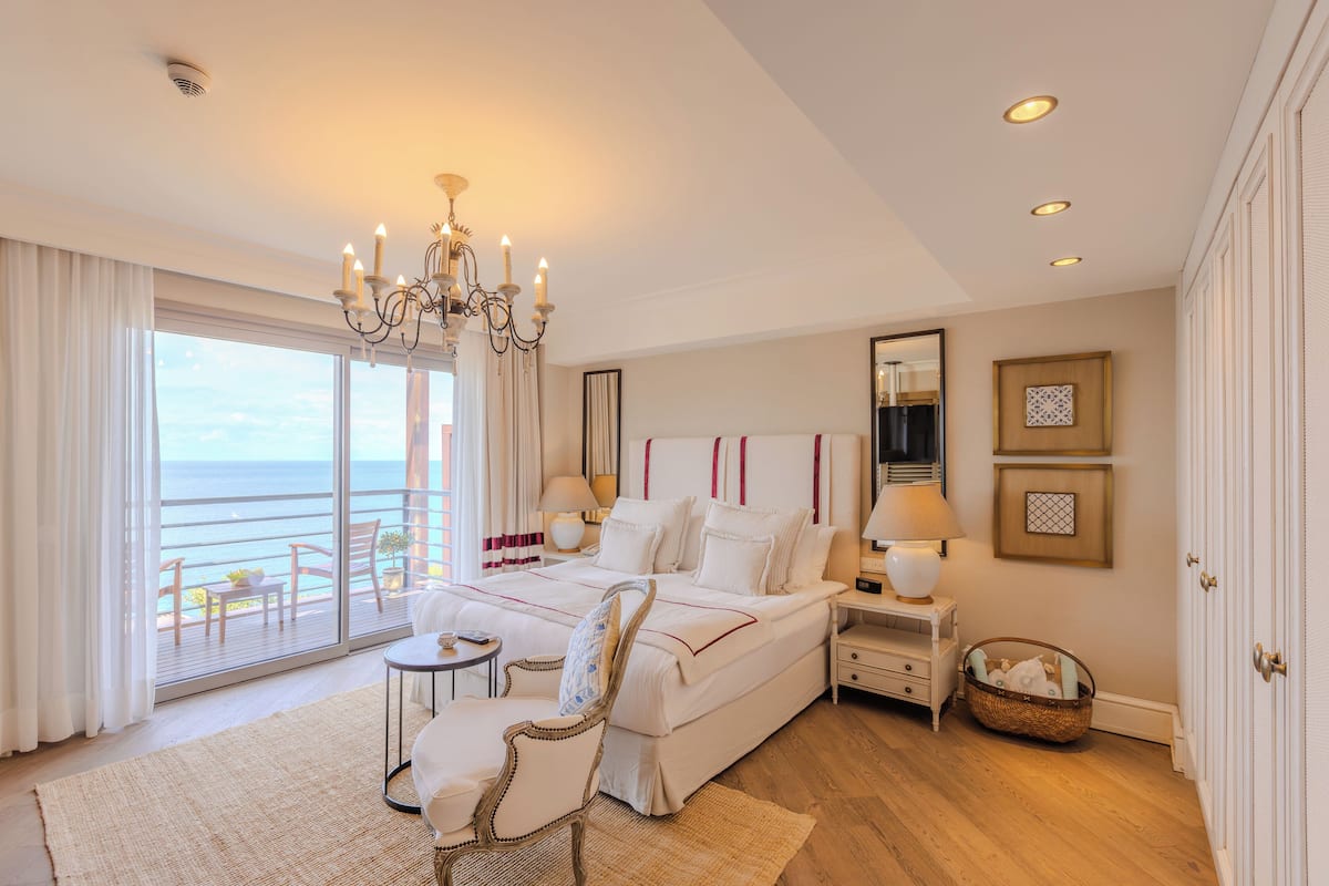 Signature Seaview Room | 高档床上用品、记忆海绵床垫、客房内保险箱、遮光窗帘