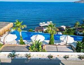 Una piscina al aire libre de temporada, una piscina climatizada