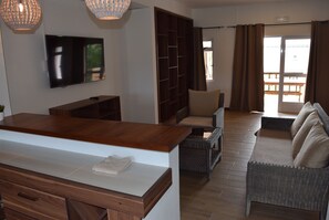 公寓, 3 间卧室, 山景, 山腰 | 起居区 | 平板电视