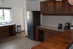 冰箱、微波炉、烤箱、炉灶