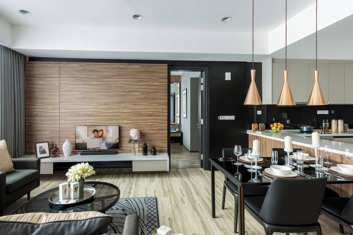 Ein modernes Wohnzimmer mit Sofa, Couchtisch und Essbereich.
