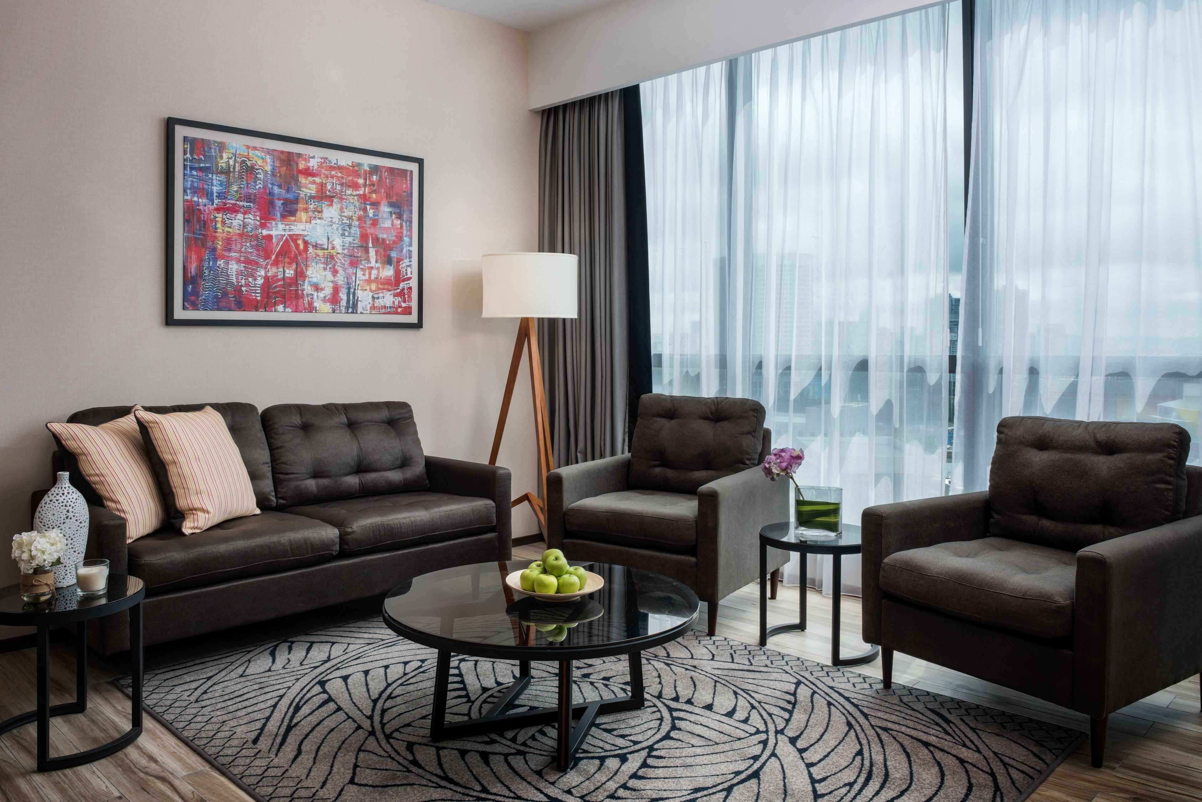 客房内保险箱、办公桌、笔记本电脑工作区、隔音