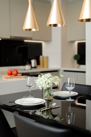 Departamento Premier, 1 habitación | Cocina privada | Refrigerador, microondas, parrilla de estufa y tetera eléctrica 