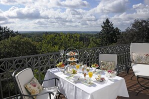 Een ontbijttafel op een terras met een mooi uitzicht.