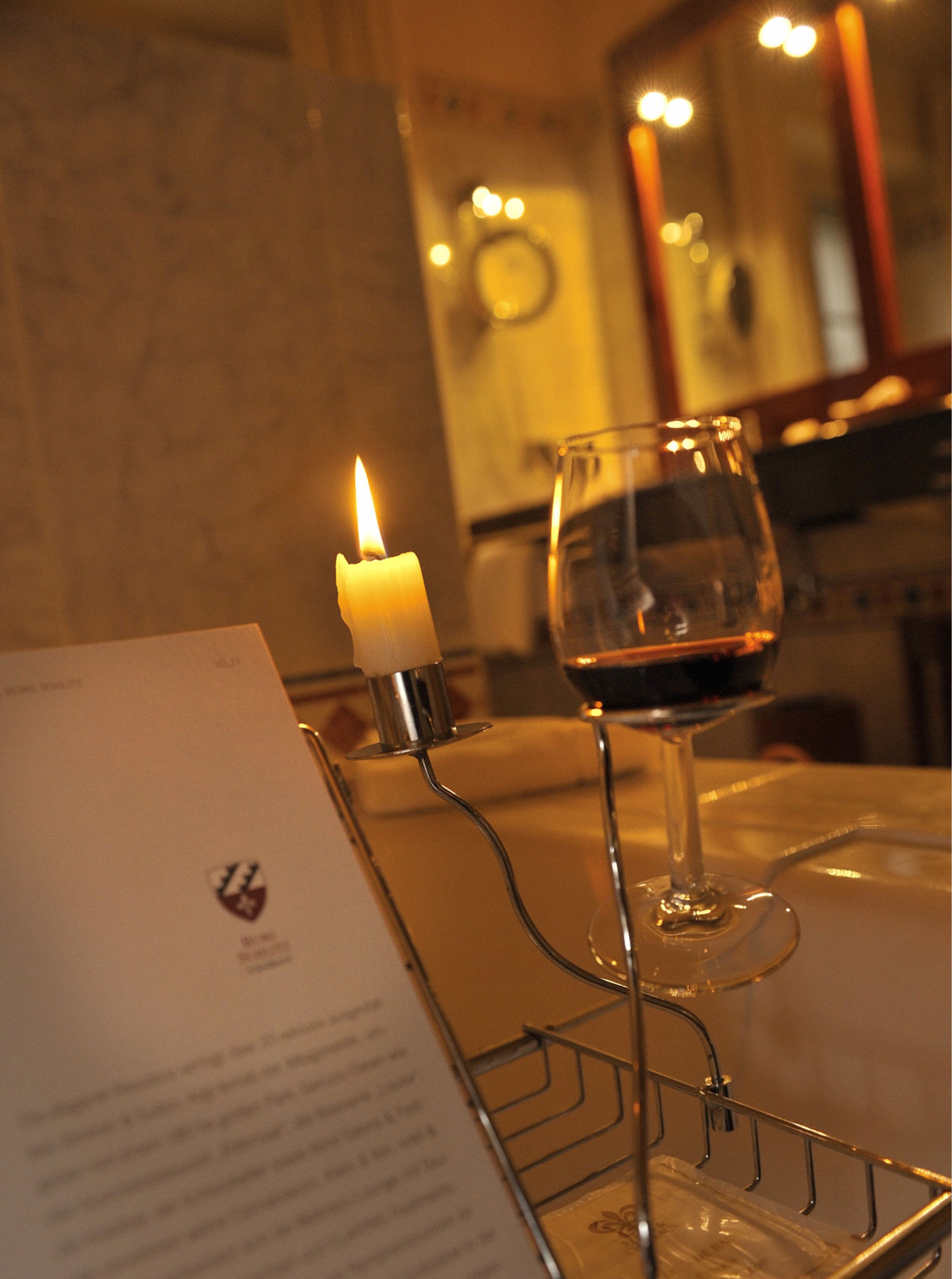 2 restaurants, breakfast, lunch, dinner served; international cuisine