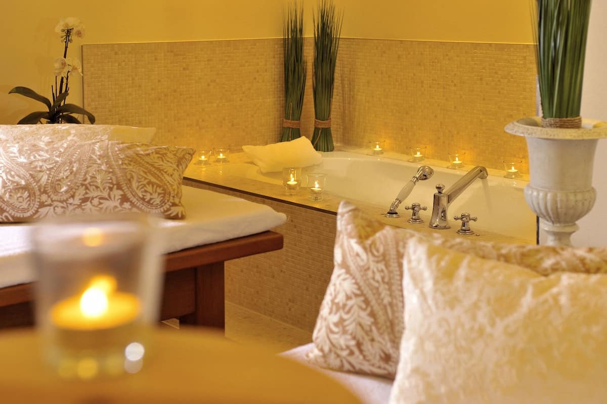 sauna, steam room, body treatments, aromatherapy, hot stone massages
