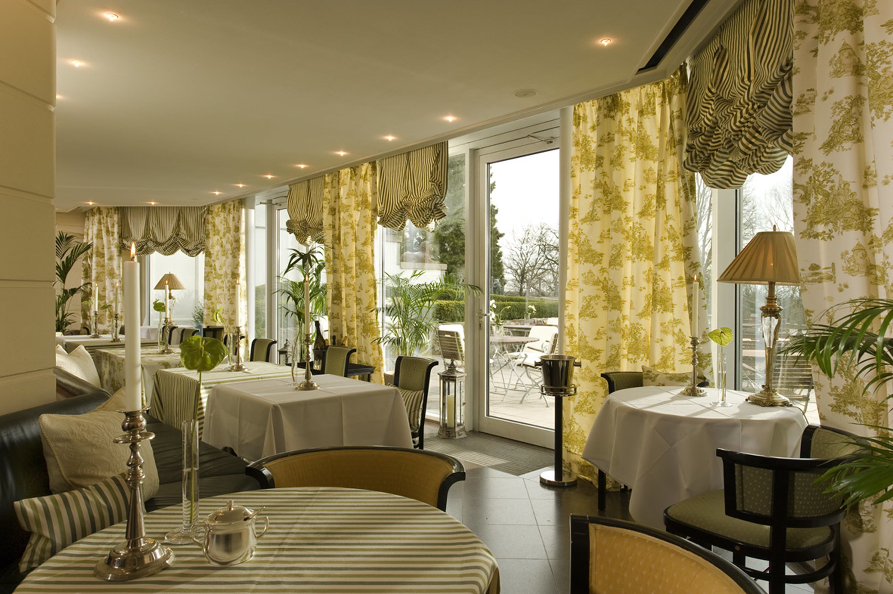 2 restaurants, breakfast, lunch, dinner served; international cuisine