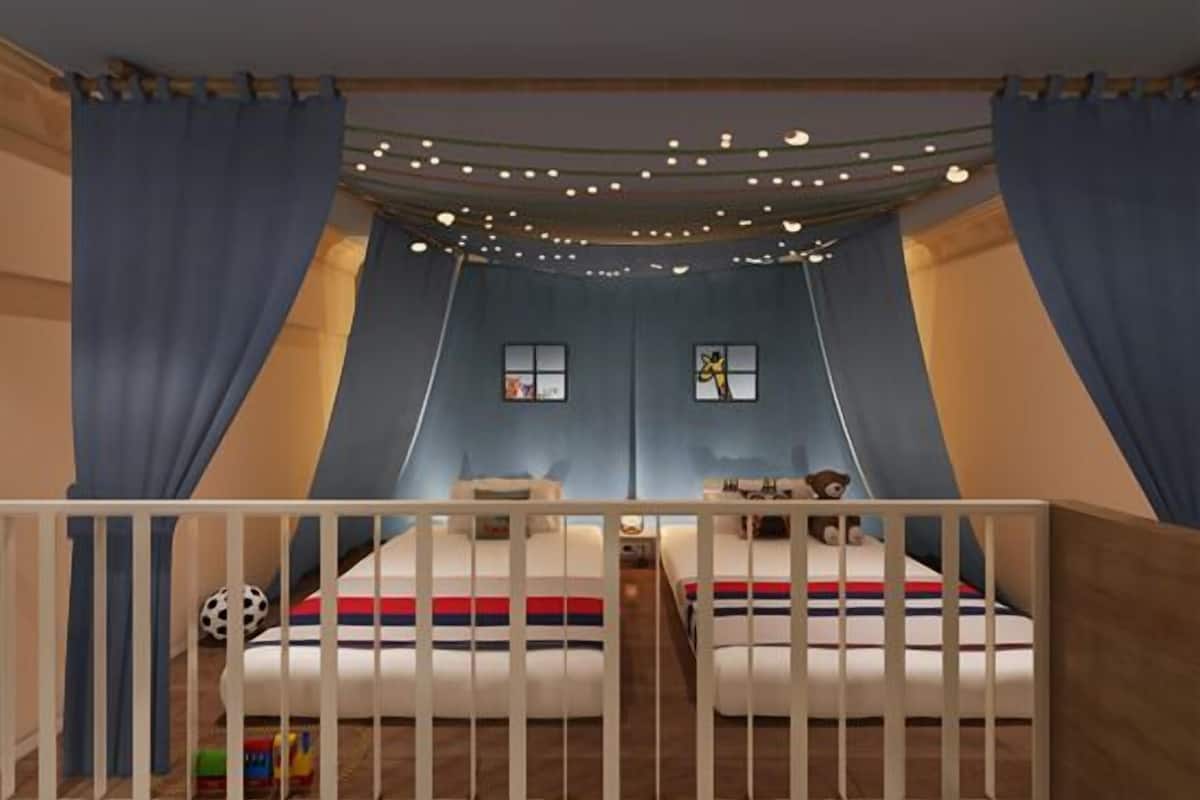 Une chambre avec deux lits, une fenêtre et un plafond décoré de guirlandes lumineuses.