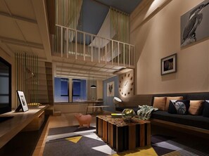 Un salon moderne avec un plafond haut, une table basse en bois, un canapé avec des coussins, une tirelire et une horloge au mur.