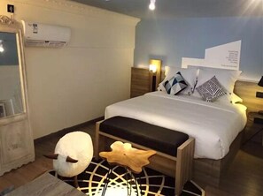 Deluxe Duplex, 1 King Bed | Premium bedding, minibar, in-room safe, desk