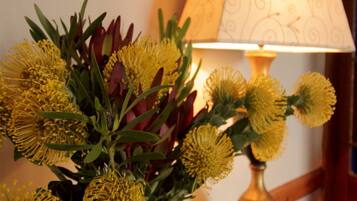 Minibar, caja de seguridad en la habitación y ropa de cama