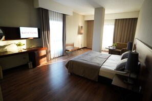 Minibarvarer (inkludert), safe på rommet og skrivebord