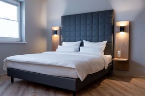 Suite – deluxe, flere senger | Sengetøy av topp kvalitet, safe på rommet og skrivebord