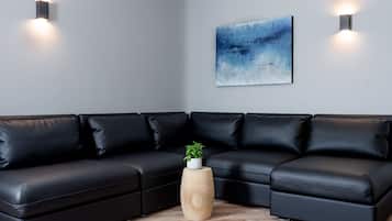 Phòng Suite Deluxe, nhiều giường | Khu phòng khách | TV màn hình phẳng 40-inch có truyền hình vệ tinh, TV, Netflix