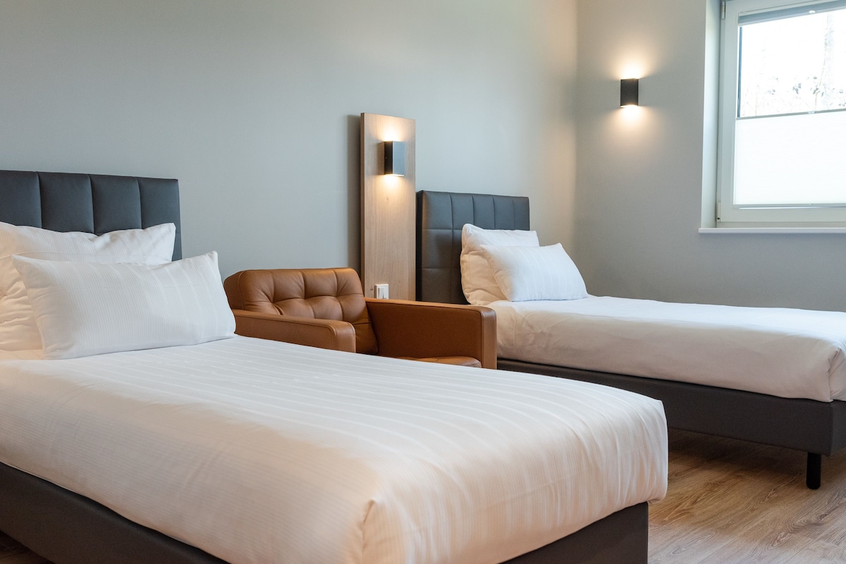 Ropa de cama de alta calidad y caja de seguridad en la habitación 