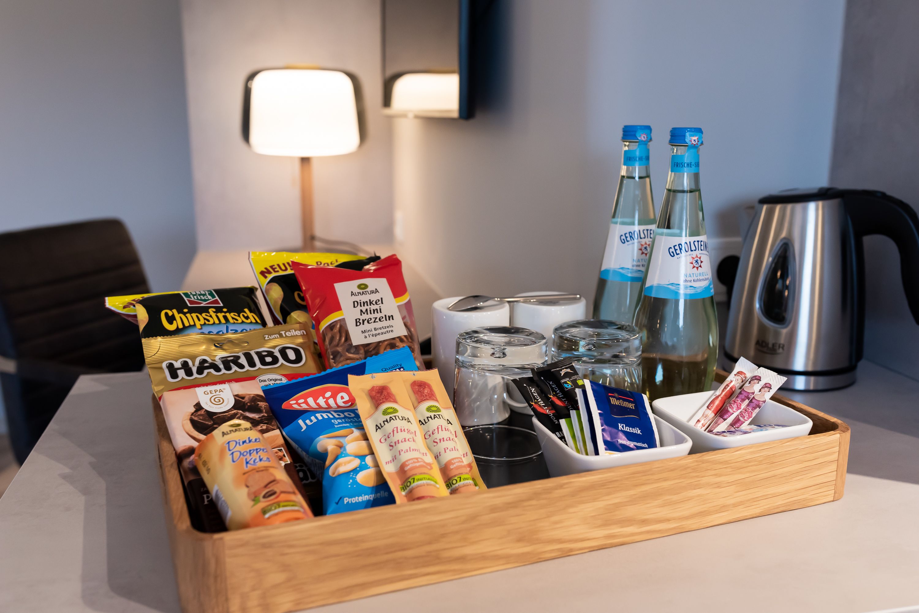 Ein Frühstückswagen mit Snacks, Getränken und Beilagen.