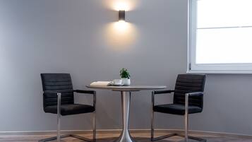 Suíte luxo, várias camas | Opções para refeição no quarto