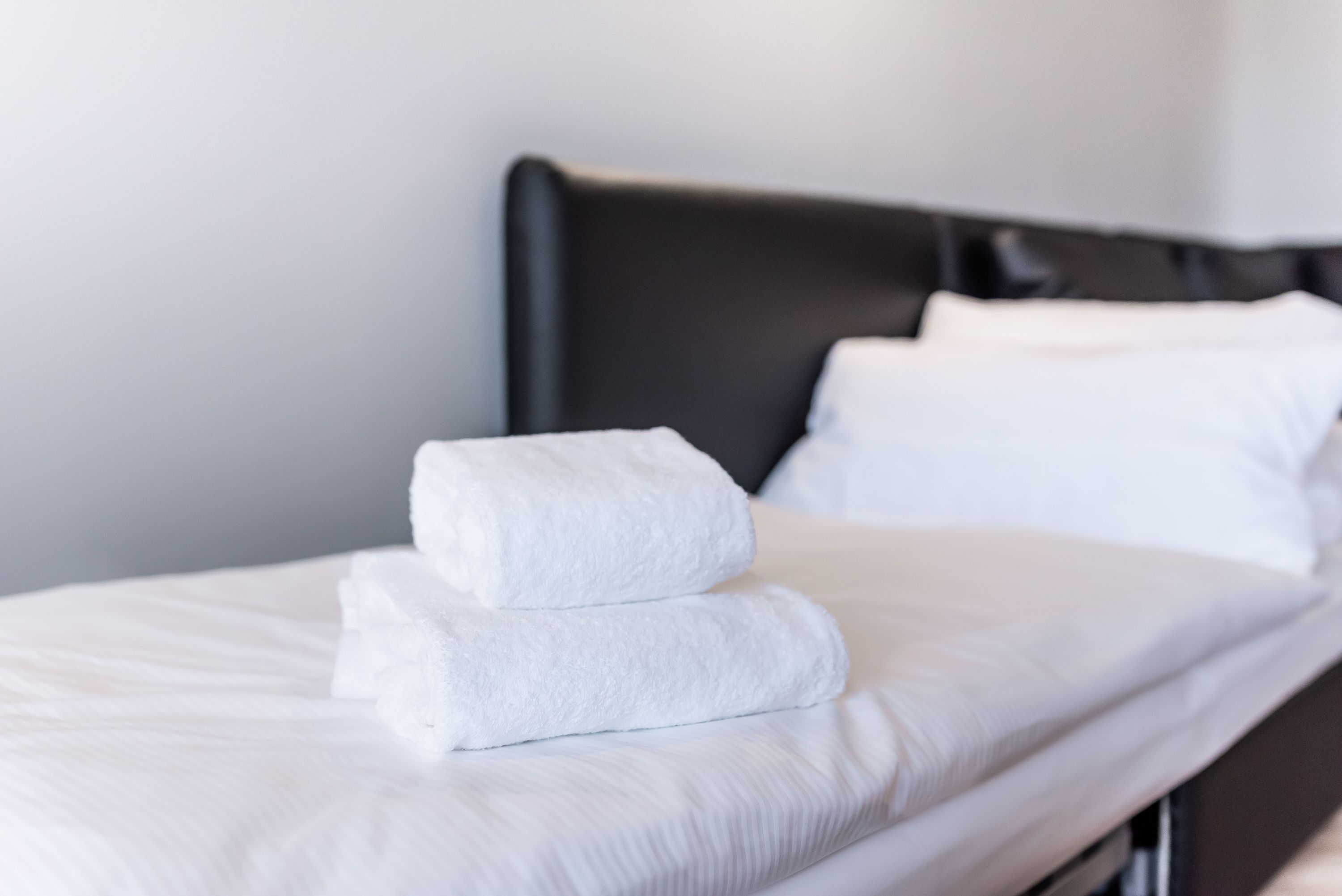 2 bedrooms, premium bedding, in-room safe, desk