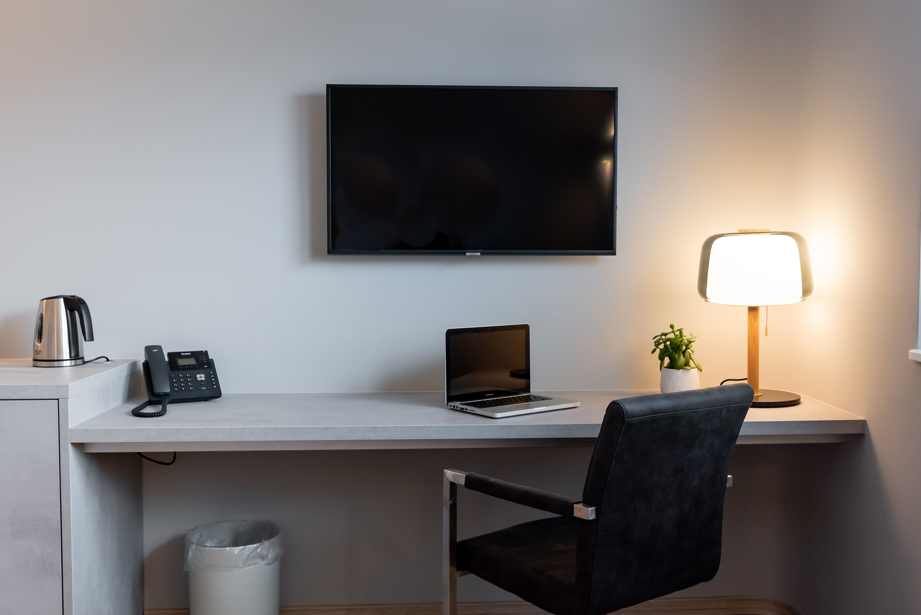 40-inch flat-screen tv with satellite channels, tv, netflix