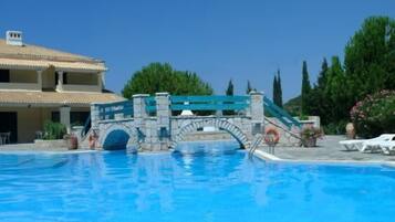 Piscine extérieure (ouverte en saison), parasols de plage