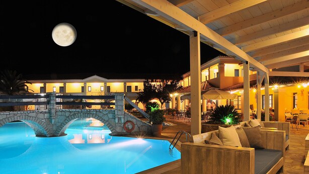 Seasonal outdoor pool, pool umbrellas, pool loungers - Karavostasi Beach Hotel (Igoumenitsa)