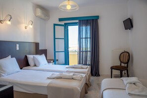 Chambre Triple, vue mer | Coffres-forts dans les chambres, fer et planche à repasser