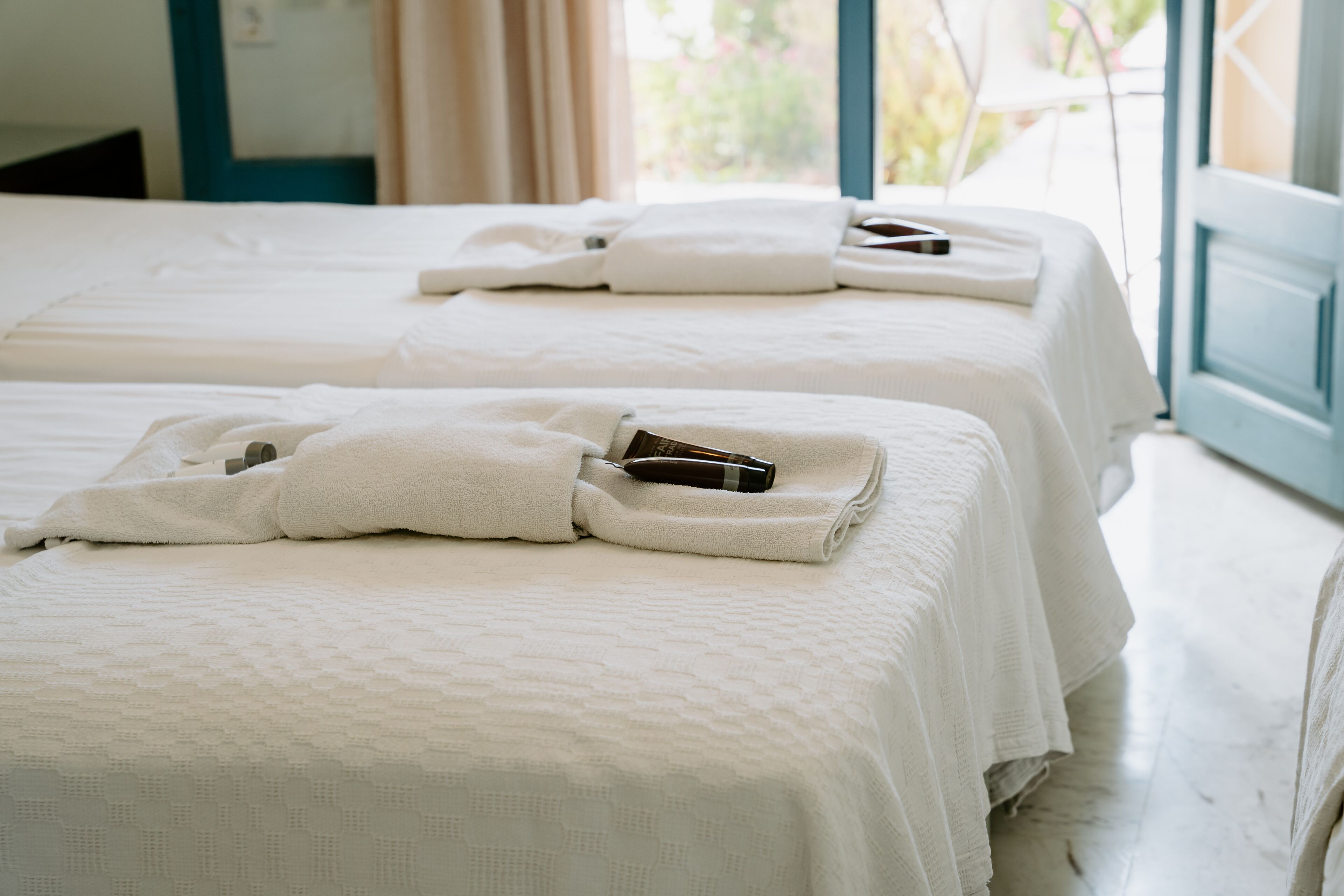 triple room, garden view, ground floor | in-room safe, iron/ironing board, free wifi, bed sheets