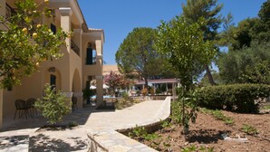 Property grounds - Karavostasi Beach Hotel (Igoumenitsa)