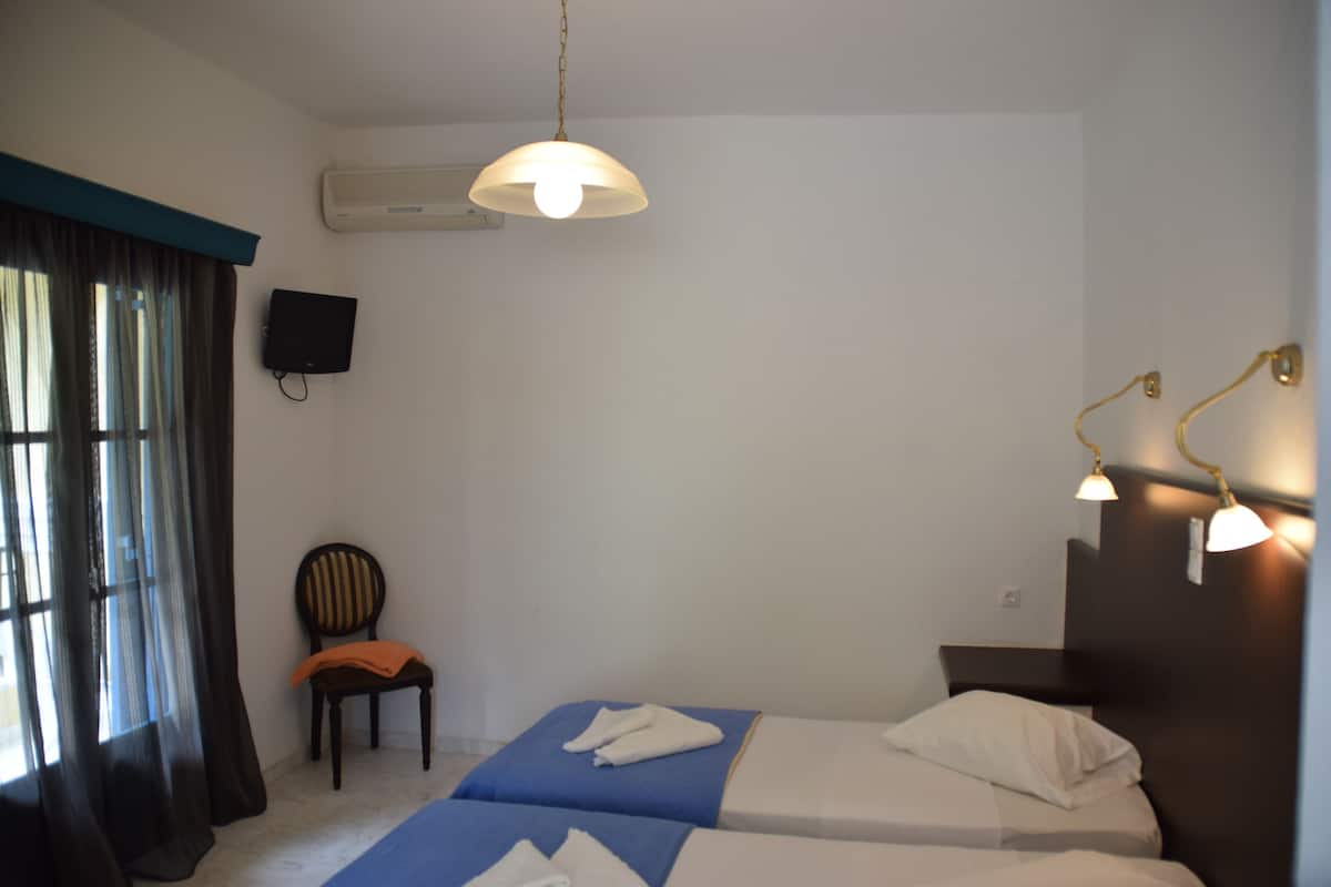 Kahden hengen huone (kaksi sänkyä), näköala puutarhaan (1st floor) | Tallelokero huoneessa, silitysrauta/-lauta, ilmainen Wi-Fi