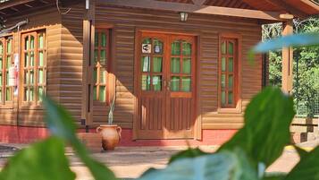 Classic Cabin | Garden view