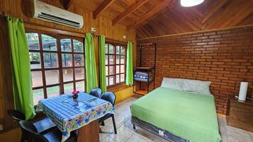 Classic Cabin | Dining room