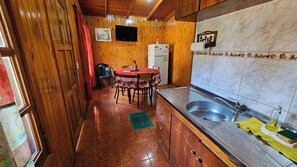 Superior Cabin | Private kitchenette | Full-size fridge, oven, cookware/dishes/utensils, paper towels - Cabañas Rincon Santa Maria (Puerto Iguazú)