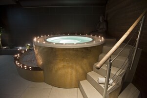 Indoor spa tub