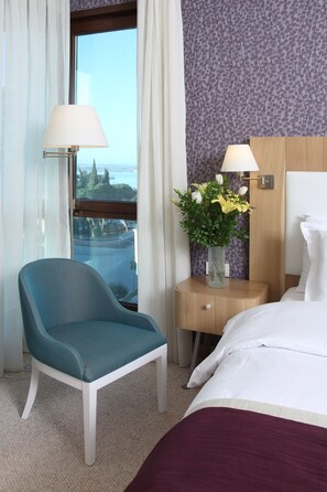 Minibar, caja de seguridad en la habitación y escritorio